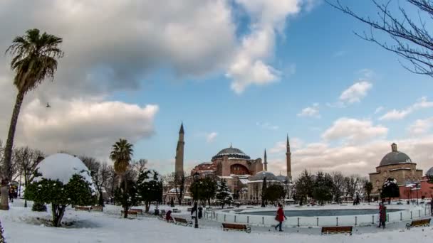 Fotografia lapso de tempo, nuvens movendo-se através do céu azul com Hagia Sophia — Vídeo de Stock