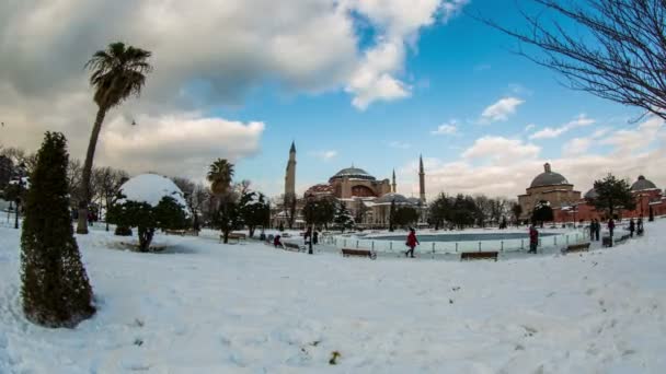 Fotografia lapso de tempo, nuvens movendo-se através do céu azul com Hagia Sophia — Vídeo de Stock