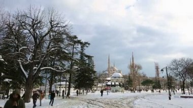 zaman atlamalı bulutlar Sultanahmet Camii ile mavi gökyüzünde hareket