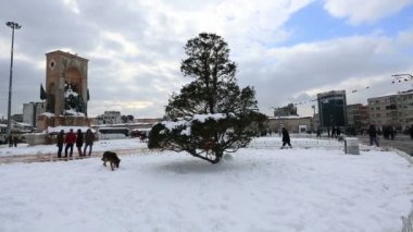 yaya Taksim meydanında kış sezonu yürüyüş
