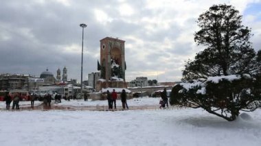 yaya Taksim meydanında kış sezonu yürüyüş