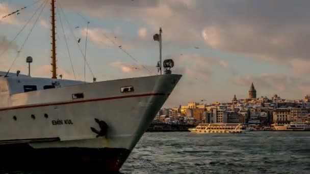 Tijd lapse fotografie, Galata Tower en Eminonu District bij zonsondergang — Stockvideo