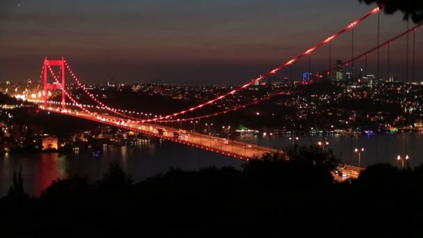 Tijd lapse blauwe tijd verkeer op de brug bij nacht, tracking shot — Stockvideo