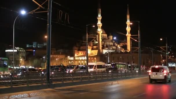 Traffico time lapse sul ponte di Galata con moschea, tracking shot — Video Stock