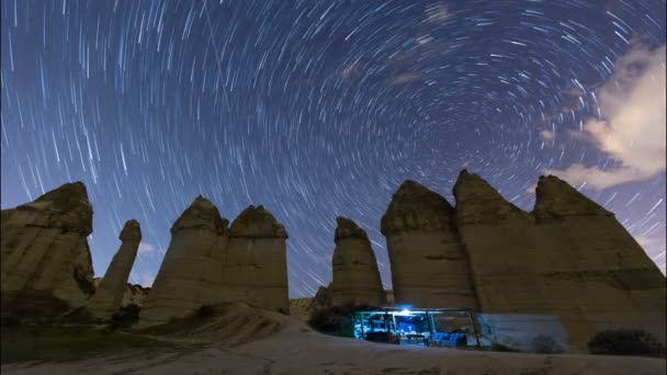 Tidsinställd cave house med stjärna prövningar på cappadocia — Stockvideo