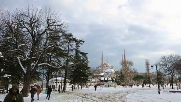 Zaman atlamalı bulutlar Sultanahmet Camii ile mavi gökyüzünde hareket — Stok video