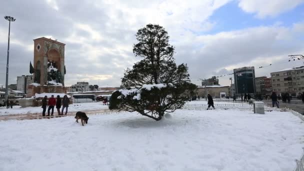 Fotgängare gå på torget Taksim på vintersäsongen — Stockvideo