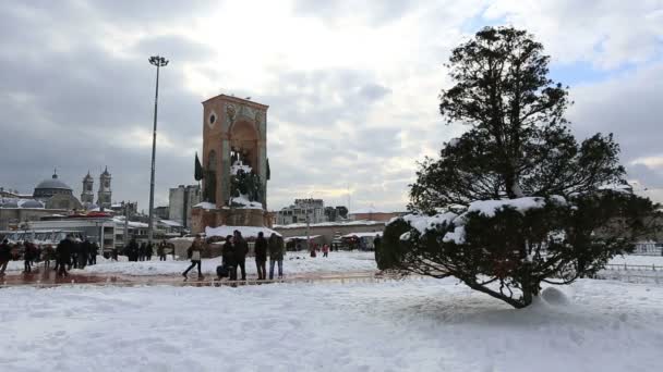 Promenade piétonne sur la place Taksim en hiver — Video