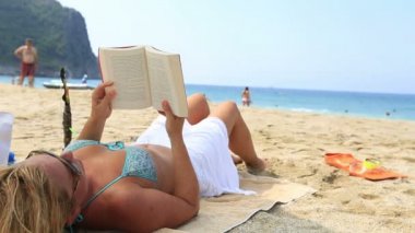 Sarışın kadınlar bir kitap okuma