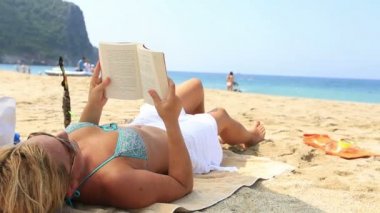Sarışın kadınlar bir kitap okuma