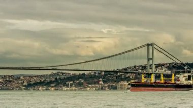 Zaman atlamalı fotoğraf bulutlar Boğaziçi Köprüsü ile mavi gökyüzünde hareket