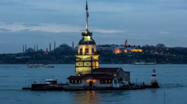 Zaman atlamalı fotoğraf, bulutlu gün kızlık kule mavi saat
