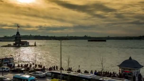 Time Lapse Photographie personnes marchant sur la côte avec Maiden Tower au coucher du soleil — Video