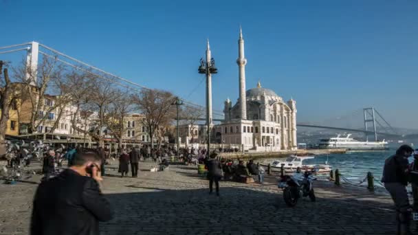 Tijd lapse fotografie, mensen lopen Ortakoy vierkante — Stockvideo