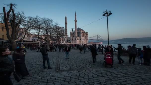 Időben megszűnik fotó, emberek Ortakoy tér gyalog — Stock videók