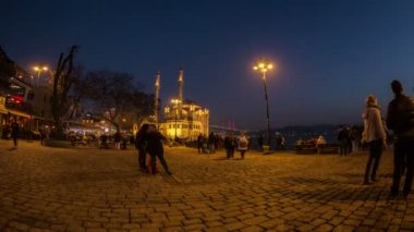 zaman atlamalı fotoğraf, insanlar yürüyen Ortaköy Meydanı, gece