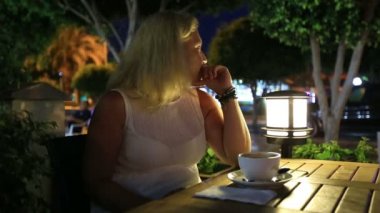 bir restoranda kahve içme