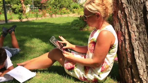 Anya és fia segítségével digitális tabletta — Stock videók