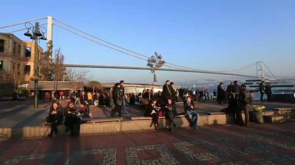 Lidé chodící Ortaköy náměstí — Stock video