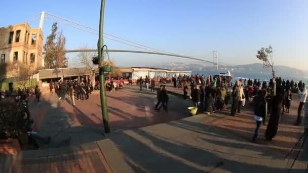Lidé chodící Ortaköy náměstí — Stock video