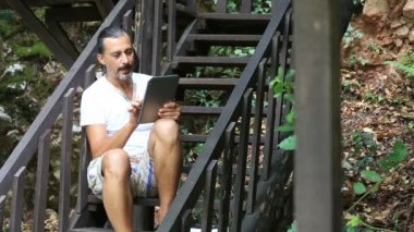 Orta yaş esmer adam dijital tablet kullanma