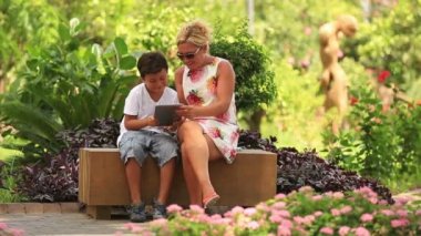 Anne ve oğlu dijital tablet kullanma