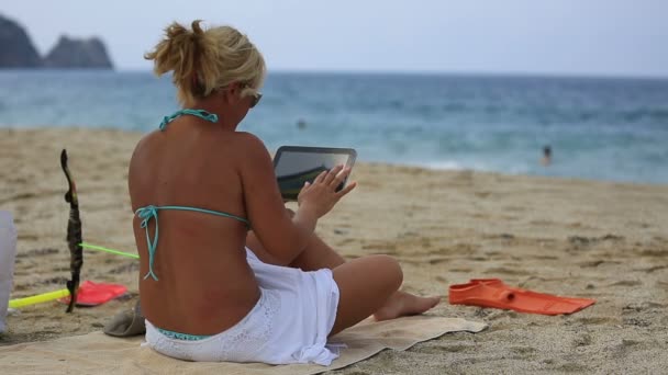 Mulheres loiras atraentes usando tablet digital — Vídeo de Stock