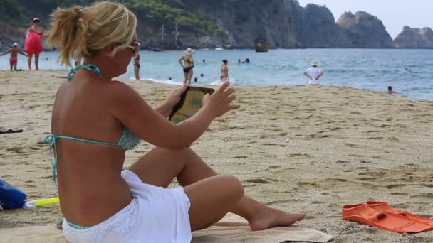 Mulheres loiras atraentes usando tablet digital — Vídeo de Stock