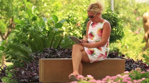 Atrakcyjny blond kobiet za pomocą cyfrowego tabletu — Wideo stockowe