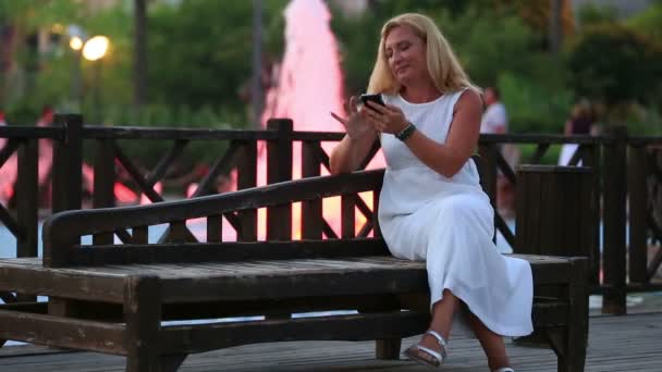 Attraktive blonde Frauen mit Smartphone — Stockvideo