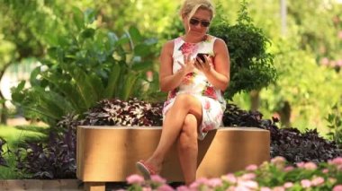 Sarışın kadınlar Smartphone kullanarak