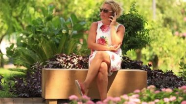 sarışın kadın konuşmaya Smartphone