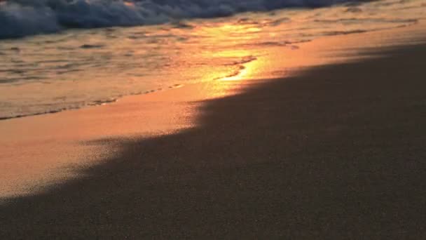 Sandstrand mit Wellen am Kleopatra-Strand — Stockvideo