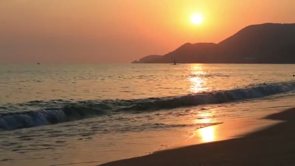クレオパトラのビーチで波と砂浜 — ストック動画
