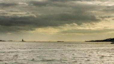 Zaman atlamalı fotoğraf deniz trafiğinin boğaz