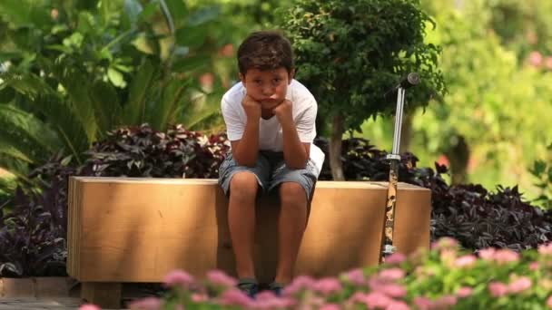 Одинокий маленький милый ребенок смотрит вокруг — стоковое видео