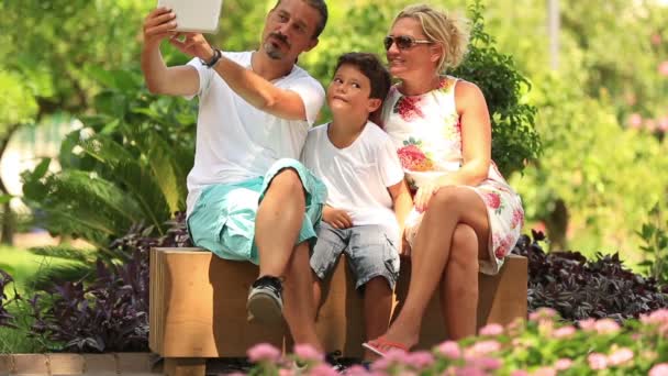 Famiglia che prende selfie — Video Stock