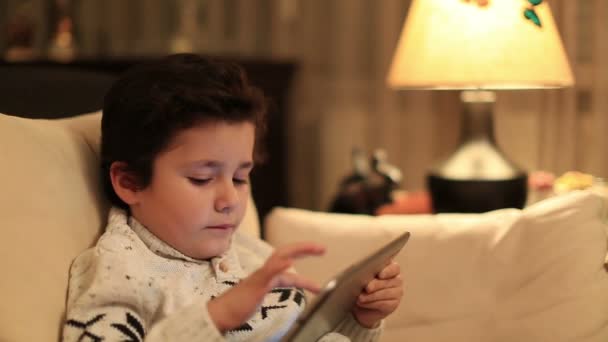 Lindo niño usando tableta — Vídeos de Stock