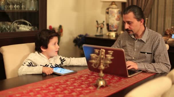 Lindo niño necesita ayuda de su padre — Vídeos de Stock
