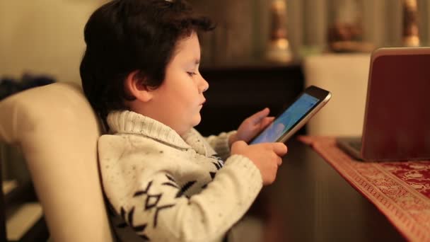 Lindo niño usando tableta — Vídeos de Stock