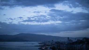 Şehir hava görünümü ve bulut timelapse, dolly atış