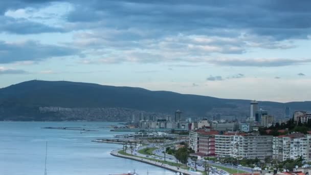 Vista aérea de la ciudad y timelapse nube, dolly shot — Vídeos de Stock