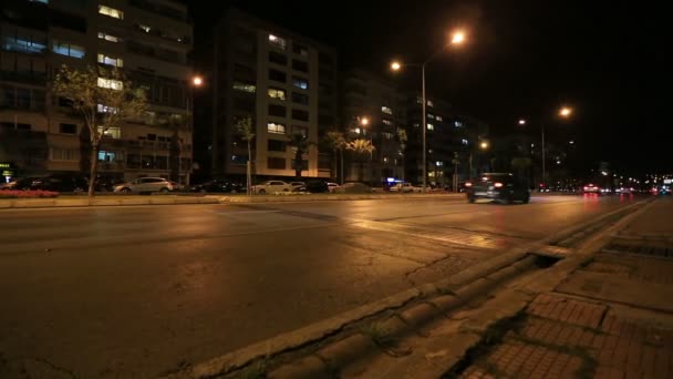 Дорожное движение в Ночном Городе обрывается Долли Шот — стоковое видео