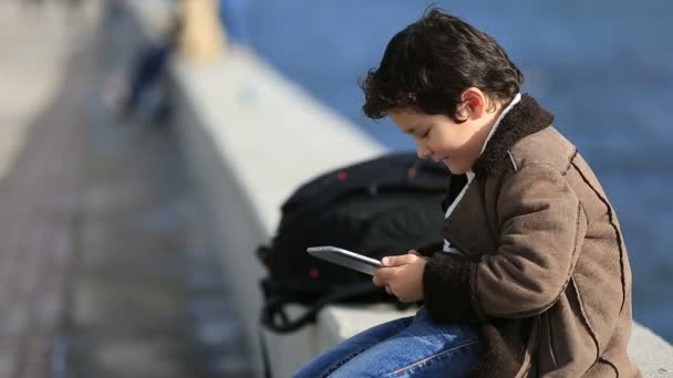 Şirin çocuk tablet bilgisayar kullanarak — Stok video
