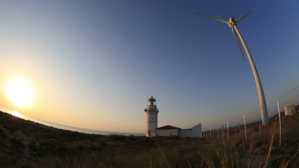 Turbinas eólicas que geram energia limpa com farol — Vídeo de Stock