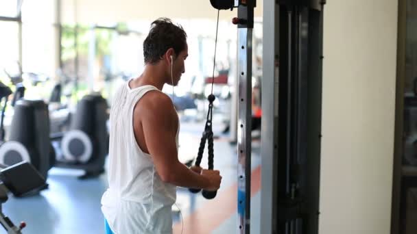 Ejercicio en el gimnasio 15 — Vídeos de Stock