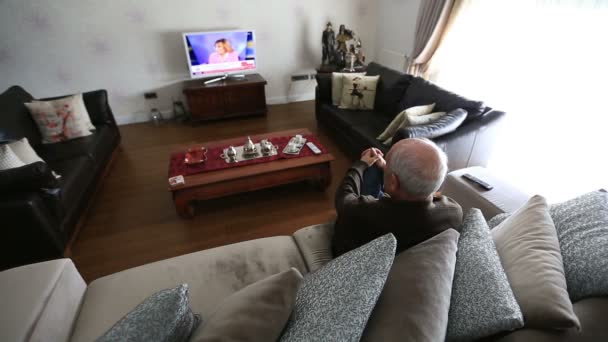 Senior homem assistindo televisão — Vídeo de Stock