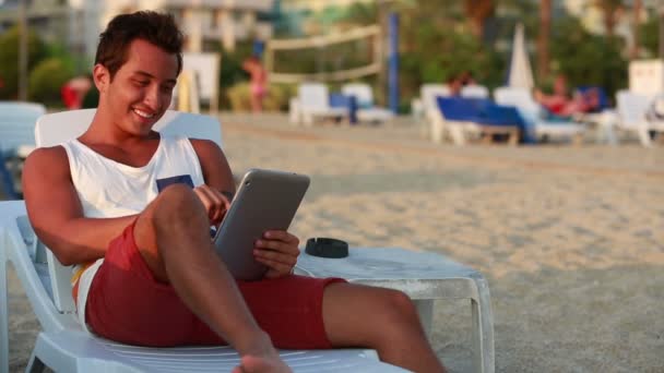 Atraktivní mladí muži pomocí digitálních tabletu — Stock video