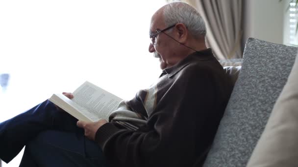 Läsbok för äldre man — Stockvideo