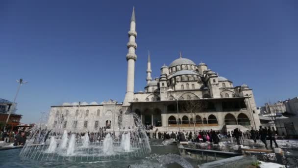 Fuente con mezquita Yeni Cami — Vídeo de stock